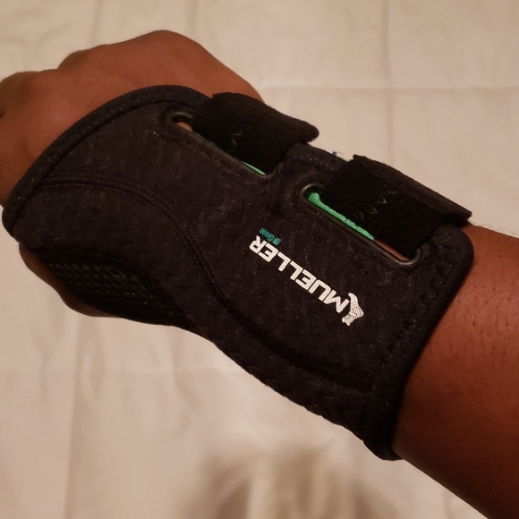 Mueller Wrist Brace- Right Wrist - Picture 4 of 5